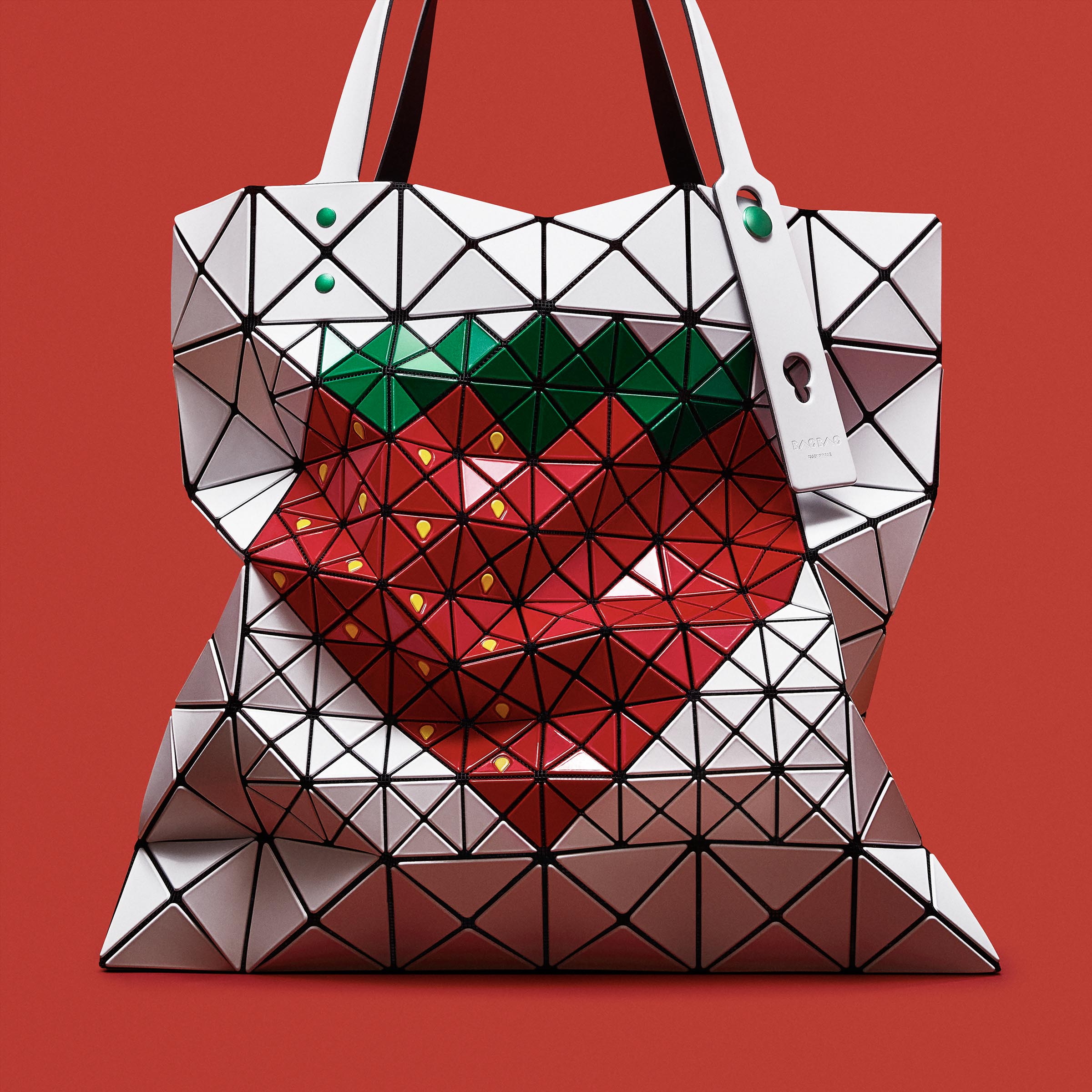 バオ バオ イッセイ ミヤケが新作バッグ「FRUITS」を発売 ストロベリー