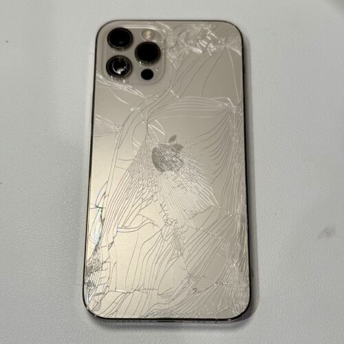 スマホの背面割れは放置厳禁？知らないと危険なリスクと修理